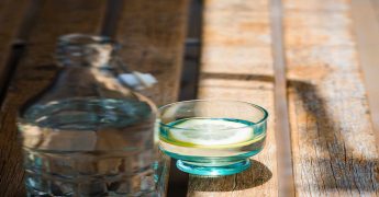 cuánta agua hay que beber al día