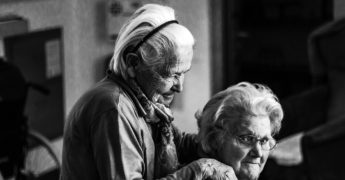 La Psicogerontología y la importancia de reconocer este perfil profesional. La atención a las personas mayores es de obligado cumplimiento.