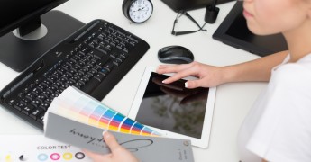 mujer diseñando con una tablet