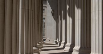 Fotografía de columnas inspiradas en el estilo clásico.