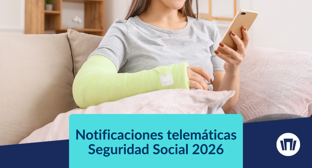 Persona consultando una notificación electrónica de la Seguridad Social durante una baja laboral