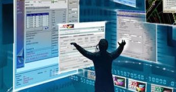 hombre con pantallas digitales