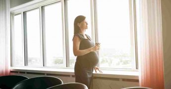 ¿De qué trata la ayuda económica a las madres en 2023?