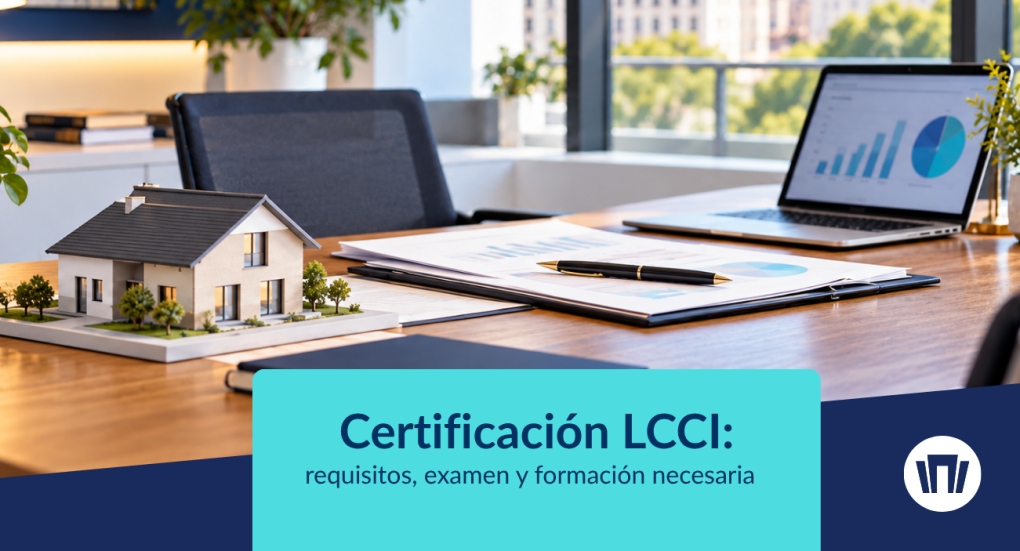 Documentación sobre crédito inmobiliario junto a una maqueta de vivienda y un bolígrafo.