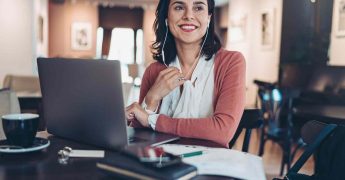 Una chica teniendo una llamada en teletrabajo